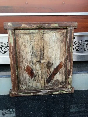 Moldura de porta de janela antiga de madeira pintada à mão com trava de ferro antiga - Imagem 1 de 4