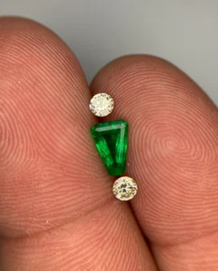 Exquisite Natural Emerald with Diamonds  Perfect for a Ring or Pendant Set - Picture 1 of 16
