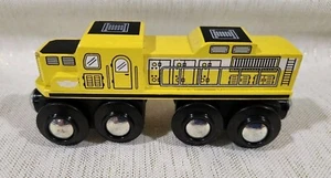 Maxim gelb/schwarz Holzeisenbahn Motor magnetisierte Kupplungen 4,5" x 1,85" 38728 - Bild 1 von 7