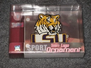 Louisiana State Tigers LSU 3 pulgadas logotipo del equipo adorno nuevo en caja - Imagen 1 de 1