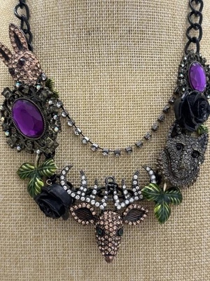 Collar Bosque Oscuro Betsey Johnson con un lobo ciervo conejo y rosas negras. Foto 1 de 4