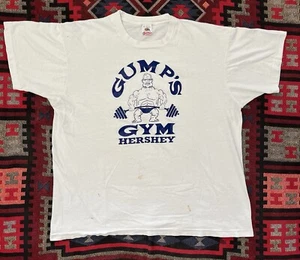 Camicia vintage Gump’s Gym XL Hershey parodia punto singolo FOTL Distressed Gold’s - Foto 1 di 14