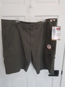 MEN'S WRANGLER GREEN CARGO SHORTS. SIZE 46. NEW! - Picture 1 of 6