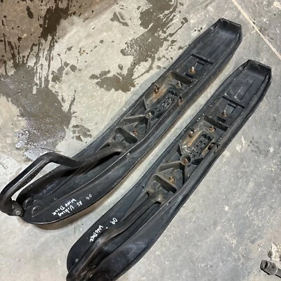 2009’YAMAHA RS VIKING PROFESSIONAL Utility Track Snowmobile Front Skis Foto 1 de 4