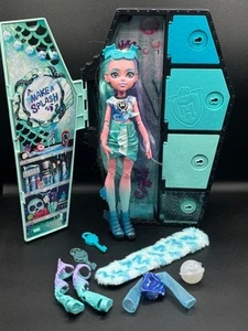Monster High Lagoona Blue Puppe Größe: 26cm + Schrank mit Zubehör G51288 - Bild 1 von 8
