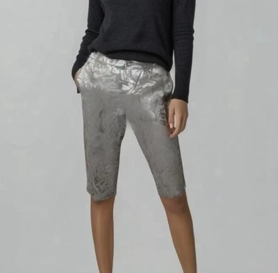 Pantalones de mezclilla Chico’s Platinum Ultimate Fit hasta bermudas estampado de guepardo talla 00 Reg XS Foto 1 de 4