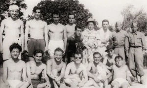 Vintage Photo Guys Shirtless Young Man Bulge Beach Hugging Affection Gay +9760 - Imagen 1 de 2