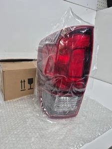 Carcasa de luz trasera lateral izquierda compatible con Toyota Tacoma 2016-2022 con B - Imagen 1 de 10