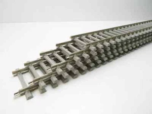 (1HSC129) Hübner 1027 Spur 1 Gleis gerade mit Betonschwellen, 90 cm, 5 Stück,... - Picture 1 of 4