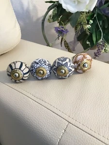 4 Möbelknöpfe Keramik, rund:4,5cm, beige,  florales Muster, Messingbeschl., neu - Bild 1 von 7