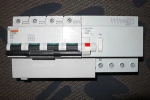 DISJONCTEUR DIFFERENTIEL TETRA 4POLES 100A 300mA COURBE C MERLIN GERIN 100AMPERE - Imagen 1 de 4