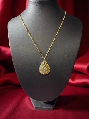 Colgante lágrima remolino tono dorado Pierre Cardin + cadena de 18′′ Foto 1 de 3