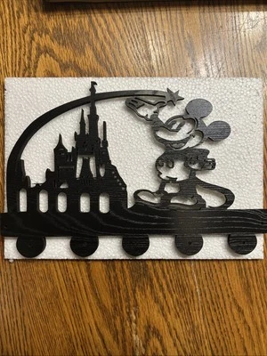 Porta llaves de madera Kinglive con Mickey Mouse y castillo de Disney’s Foto 1 de 4