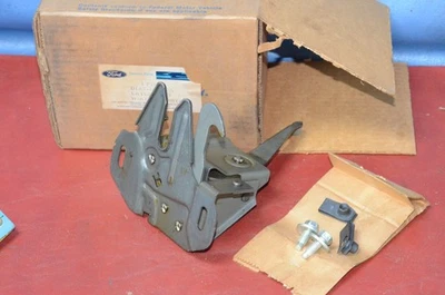 Nuevo de Lote Antiguo Ford Galaxie 500 Custom Country Squire Hood Latch con AT D1AZ-16700-A Foto 1 de 4