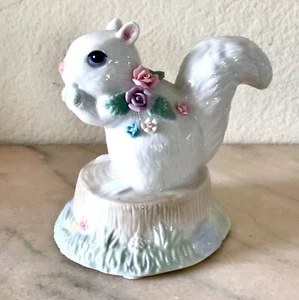 Heritage House Soft and Sweet Squirrel Musical Figurine Music Box Flowers - Picture 1 of 7