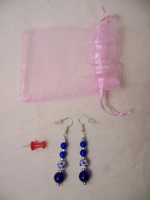 Pendientes colgantes de cuentas de vidrio azul y cuentas de porcelana azul/blanco - alambre francés, bolsa Foto 1 de 2
