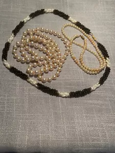 LOTE DE 3 COLLARES DE PERLAS FALSAS, 36", 18" Y 20"" BLANCO Y NEGRO RETORCIDO - Imagen 1 de 1