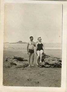 PHOTO ANCIENNE - VINTAGE SNAPSHOT - COUPLE PLAGE BAIGNEUR ST LUNAIRE BRETAGNE 39 - Bild 1 von 1