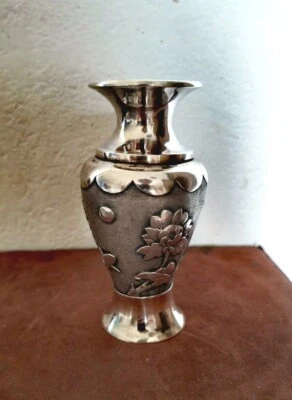 Jarrón pequeño chino antiguo de plata de ley con patrón de flor de loto siglo XIX Foto 1 de 4