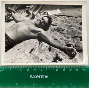 Uomo senza camicia ascelle ragazzo interesse gay foto d'epoca - Foto 1 di 2