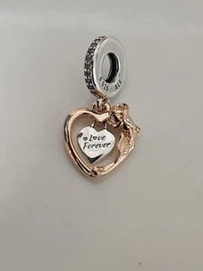 AUTÉNTICO ENCANTO COLGANTE DE FLOR DE ROSA Y CORAZÓN DE PANDORA #789290C01 - Imagen 1 de 3