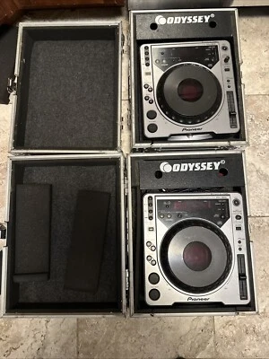 Pioneer CDJ 800 PAIR With Odyssey Road/Flight Cases - Image 1 of 4
