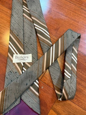 Corbata vintage años 60 Berkley Cravats rayas texturizadas | verde marrón | 54" L 3,5" W Foto 1 de 4