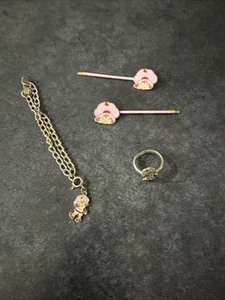 De colección 1980 AGC Fresa Shortcake Dije Cadena Pulsera Pinzas para el Cabello y Anillo - Imagen 1 de 6