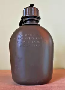US military 1 qt green hard plastic canteen #9N852 - Picture 1 of 4