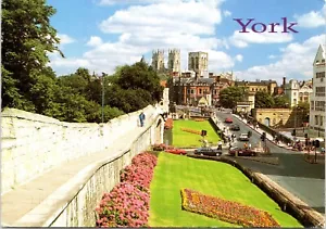 Postal de la catedral de York del norte de Europa coches de colección gente caminando en la acera - Imagen 1 de 6