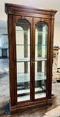 ФАРФОРОВЫЙ ШКАФ ИЗ МАССИВА ДЕРЕВА ОТ AMERICANITURE CO. С ПОДСВЕТКОЙ - Изображение 1 из 3