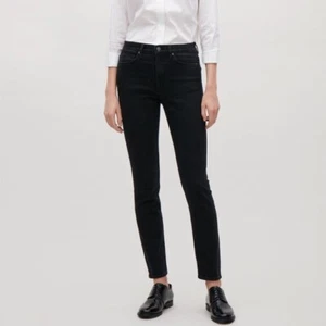 BNWT COS skinny leg mid rise black jeans SIZE 29/28 - Picture 1 of 5