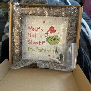 Homythe Grinch Holzrahmen (Gestank) - Bild 1 von 1