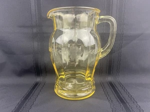 Jarra de diseño con paneles de vidrio amarillo de la depresión con uvas grabadas de 8" de colección - Imagen 1 de 8