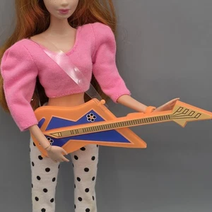 INSTRUMENT 90'S BEYOND PINK TERESA ORANGE GUITAR FASHION DOLL ACCESSOIRE - Bild 1 von 7