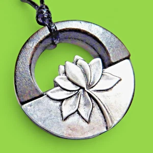 Geschnitzter Holz Lotus Anhänger Silber Kreis Seerose Boho Yoga Mystiker Halskette 6Z - Bild 1 von 6
