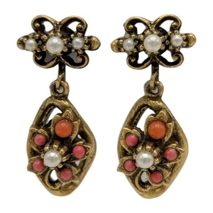 Pendientes colgantes Coro de imitación de coral y perlas de imitación de la década de 1950 en tono dorado antiguo - Imagen 1 de 17