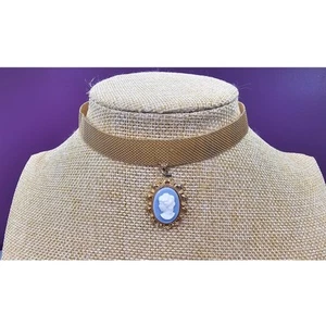 Beautiful Vintage Blue Left Facing Cameo Gold Tone Mesh Choker Necklace 11"-15"L - Picture 1 of 5
