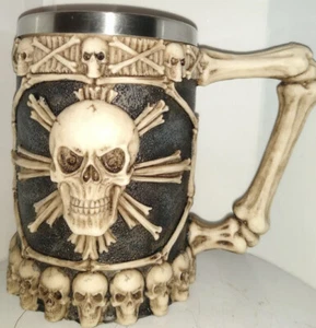 GOTH Halloween Design Toscano Skullduggery Skull & Crossbones 16 oz Tankard Mug - Picture 1 of 6