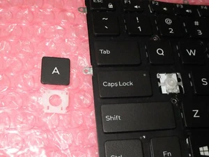SINGLE KEY CAP+CLIP DELL Inspiron 7368 7378 CHb02 P/N: H4XRJ MODEL PK131Q14B00 - Afbeelding 1 van 3