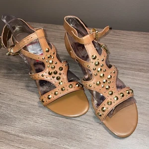 Guess Brown Leather Sandals W/ Brass Rivets 2.25” Heel - Foto 1 di 5