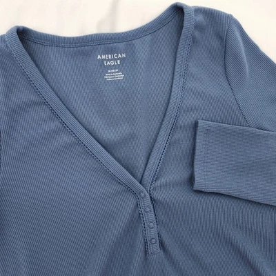 Top Henley acanalado American Eagle para mujer Y2K mediano suave azul elástico Elena Bella Foto 1 de 4