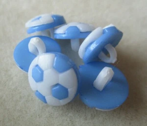 10 STCK. 13 MM JUNGEN BLAU & WEISS KUNSTSTOFF FUSSBALL SCHAFTKNÖPFE - KINDER HANDWERK - Bild 1 von 3
