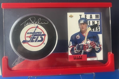 RARO DISCO AUTOGRAFIADO TEEMU SELANNE (HOF) WINNEPEG JETS Y TARJETA EN SOPORTE. Certificado de autenticidad Foto 1 de 4