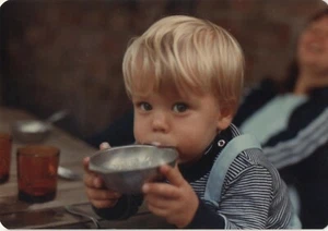 OLD VINTAGE COLOR PHOTO PRETTY BLONDE BOY DRINKING MILK FROM BOWL 1981 - Picture 1 of 2