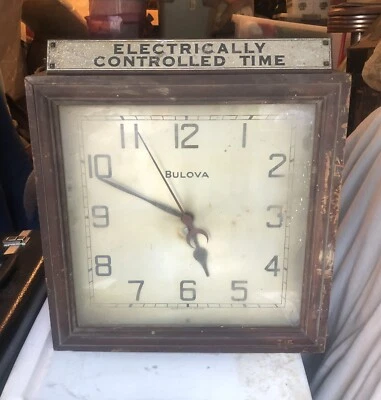 Reloj de pared de madera Bulova vintage Foto 1 de 4