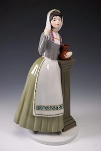 GOEBEL PORCELAIN FIGURINE GIULIA BEAUTIES OF THE WORLD WOMAN - Picture 1 of 1