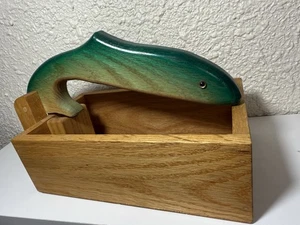 Vintage Holzkiste Fisch Forelle Nussknacker Nussquacksalber Serviettenhalter Hütte Dekor EUC - Bild 1 von 15