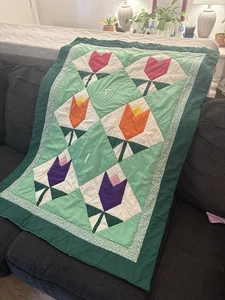 Vintage Tulip Quilt 49 X 35 - Picture 1 of 5