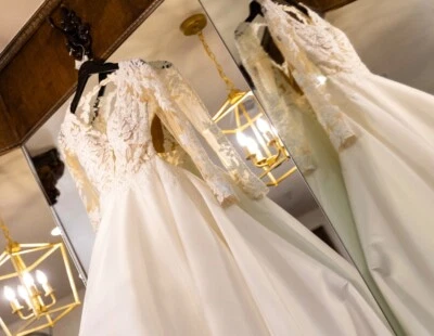 Vestido de noiva Allure Bridals cetim e renda manga longa PETITE - Imagem 1 de 4